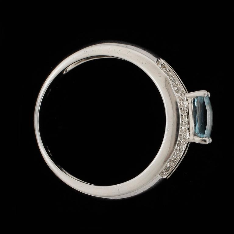 RING, 18k vitguld, facettslipade topaser samt mindre briljantslipade diamanter. Total vikt 5 g.