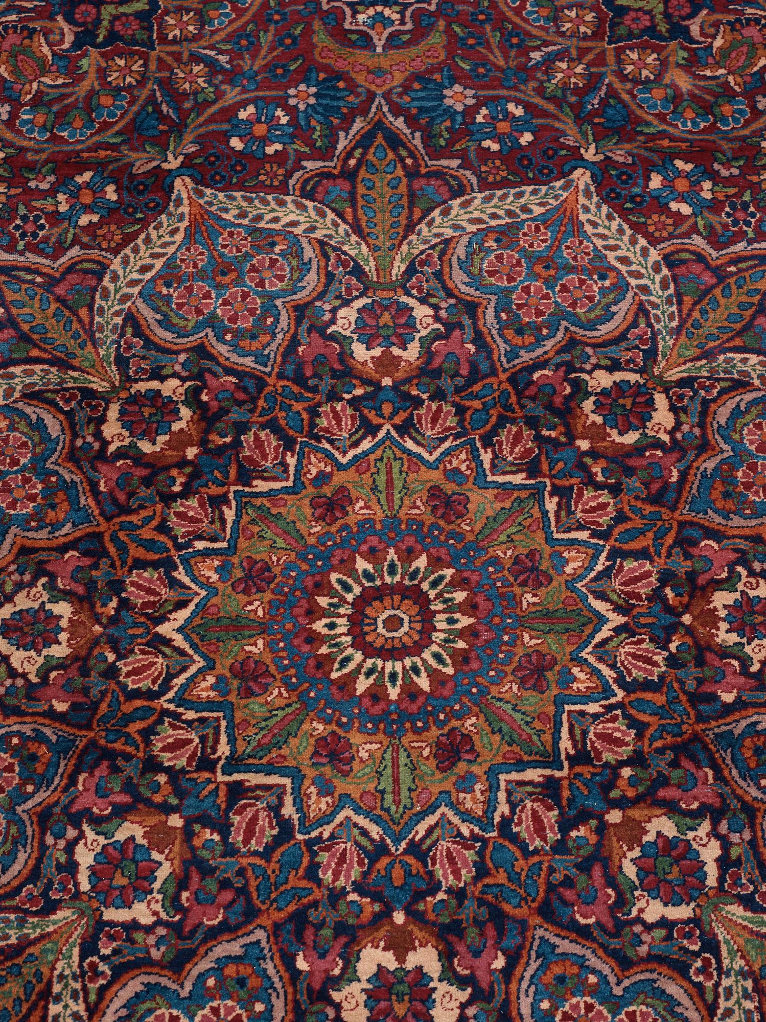 SEMI-ANTIQUE YAZD. 355,5 x 254,5 cm (as well as approximetley 1,5 cm blue flat weave at each end).