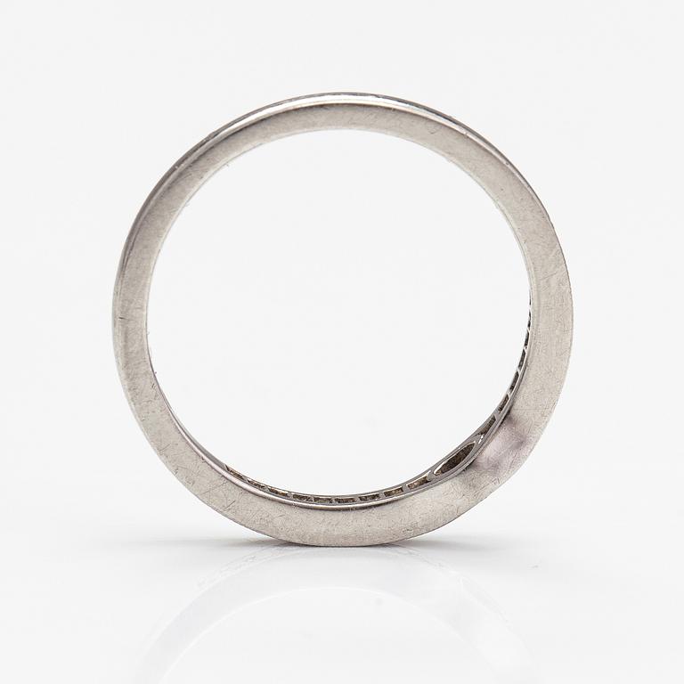 Ring, platina, diamanter ca 0.31 ct tot. Torbjörn Tillander, Helsingfors 2011.