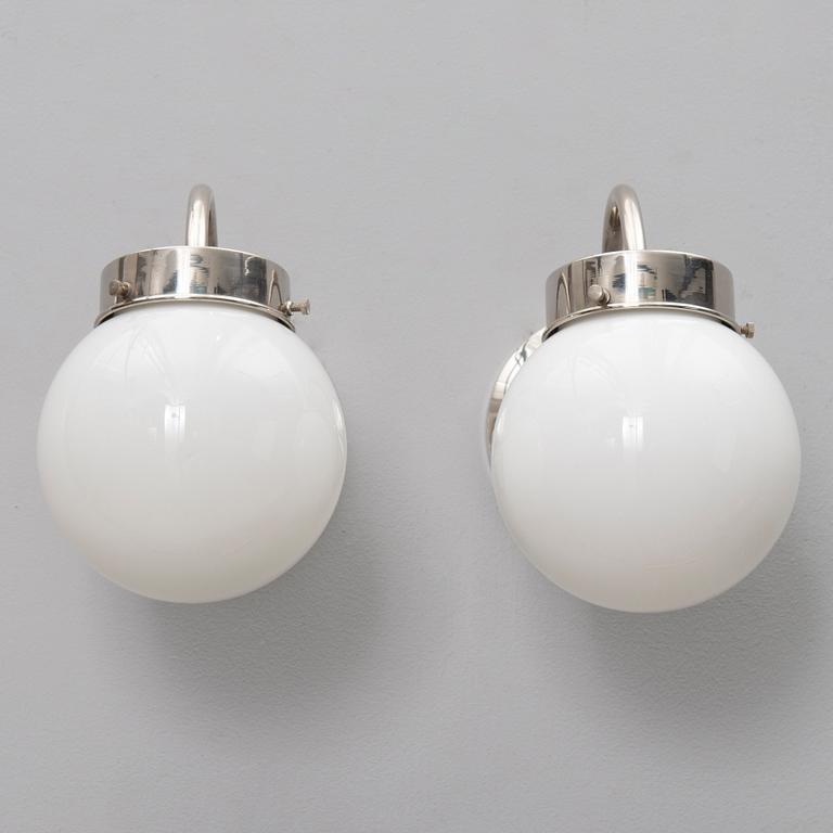 PAAVO TYNELL, VÄGGLAMPOR, ett par, modell 7204, Taito. 1930-talet.