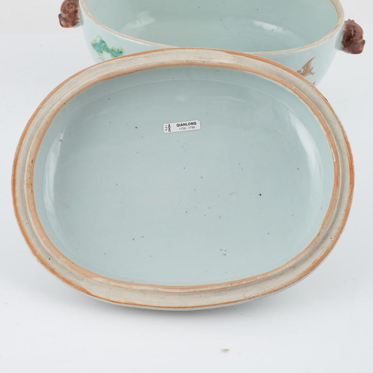 A Chinese Export famille rose tureen with cover, Qing dynasty (1736-95).