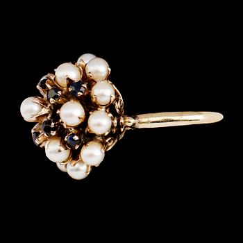 RING, 14 k guld, odlade pärlor och blå fasettslipade safirer, 1900-talets mitt, total vikt ca 5 g.