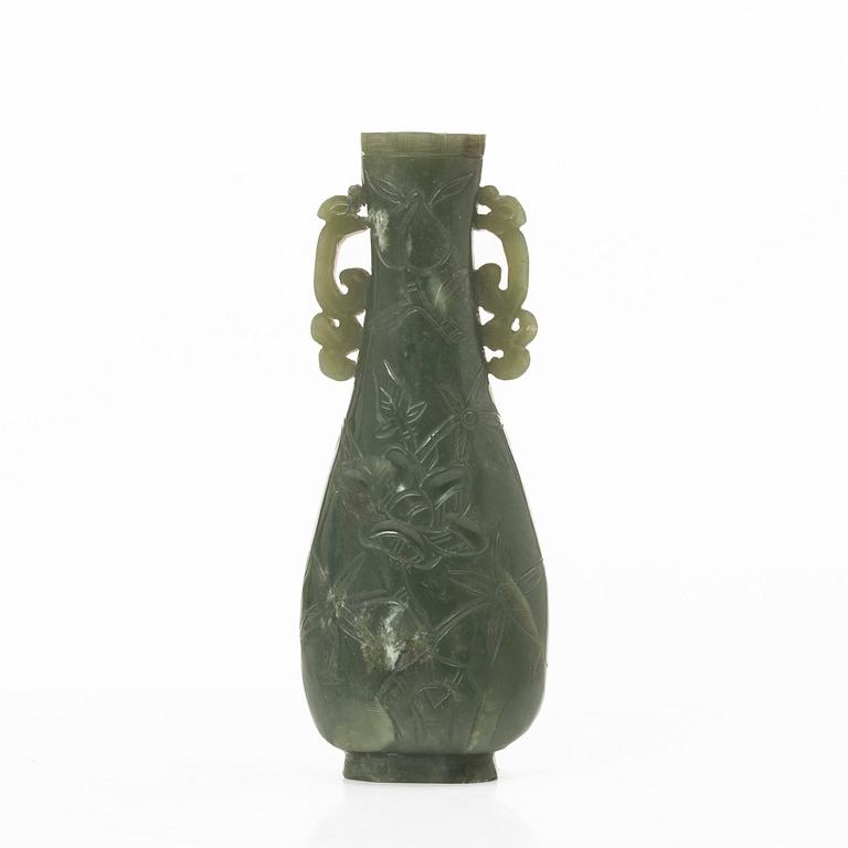 Vas, grön sten, möjligen bowenit, Kina, 1900-tal.