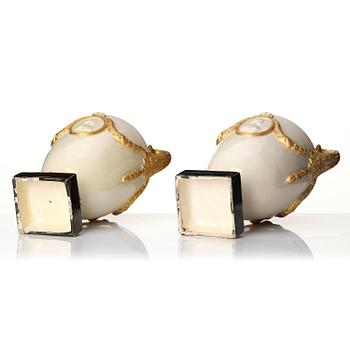 Urnor med lock, ett par, flintgods. Marieberg / Rörstrand, sent 1700-tal.