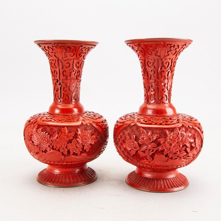 A pair of Chinese vases, second half of the 20th century.