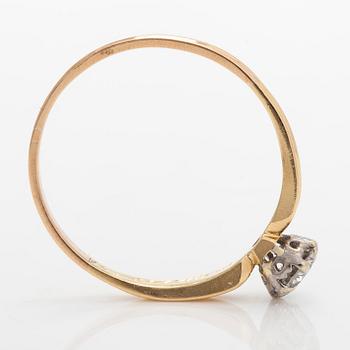 Ring in 18K gold with a brilliant-cut diamond.