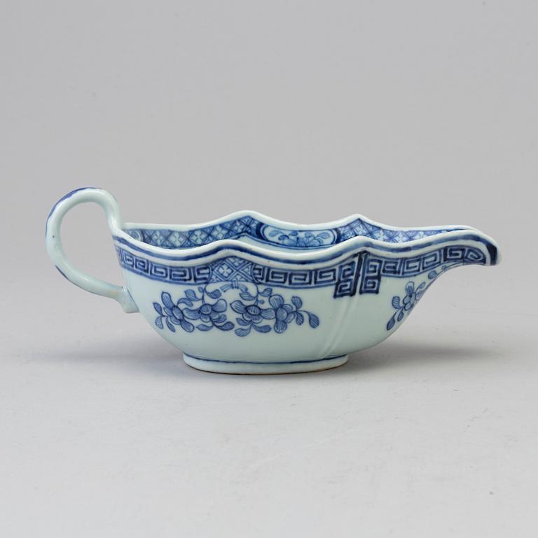 A blue and white export porcelain saucer, Qing dynasty, Qianlong (1736-95).