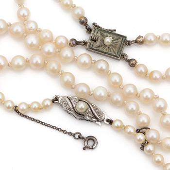 HALSBAND, 2 st, med odlade pärlor samt silverlås.