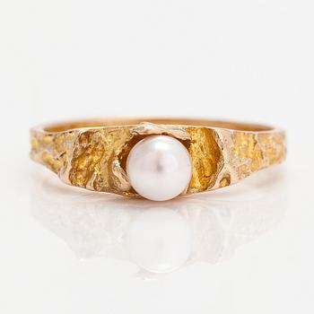 Björn Weckström, A 14K gold and cultured pearl ring "Small word". Lapponia 1974.