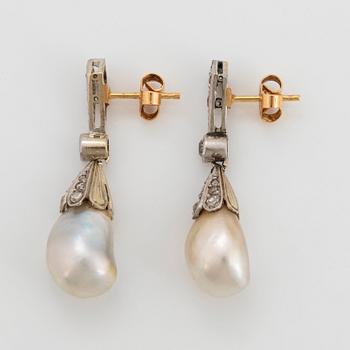 Ett par örhängen med droppformade pärlor, troligen naturliga, samt gammalslipade diamanter.