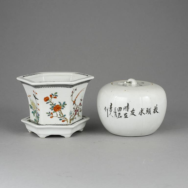 YTTERFODER samt ASK MED LOCK, porslin, Kina, 1900-tal.
