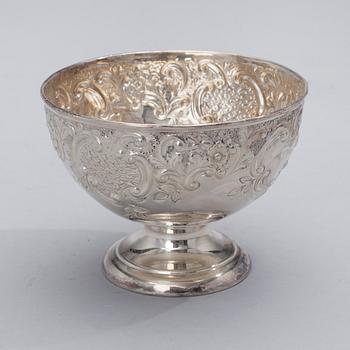 A BOWL, sterling silver, Henry Hutton Bourne, Birmingham 1901. Weight 124 g.