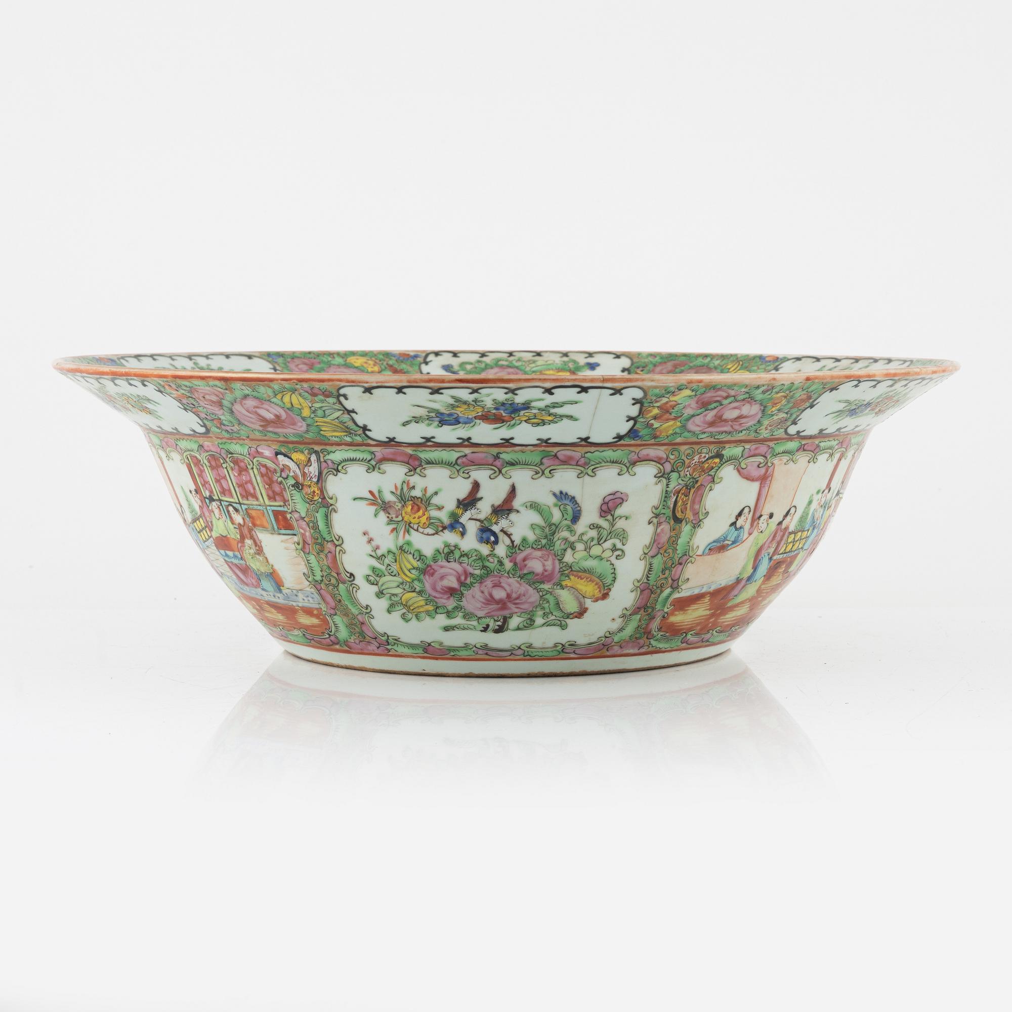 A porcelain wash basin, Kanton, China, late 19th century.