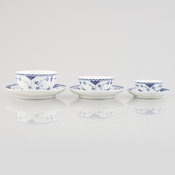 Tre tekoppar på fat, porslin, Royal Copenhagen, "Musselmalet halvblond", modell 524, 525, 527, 1823-1900.