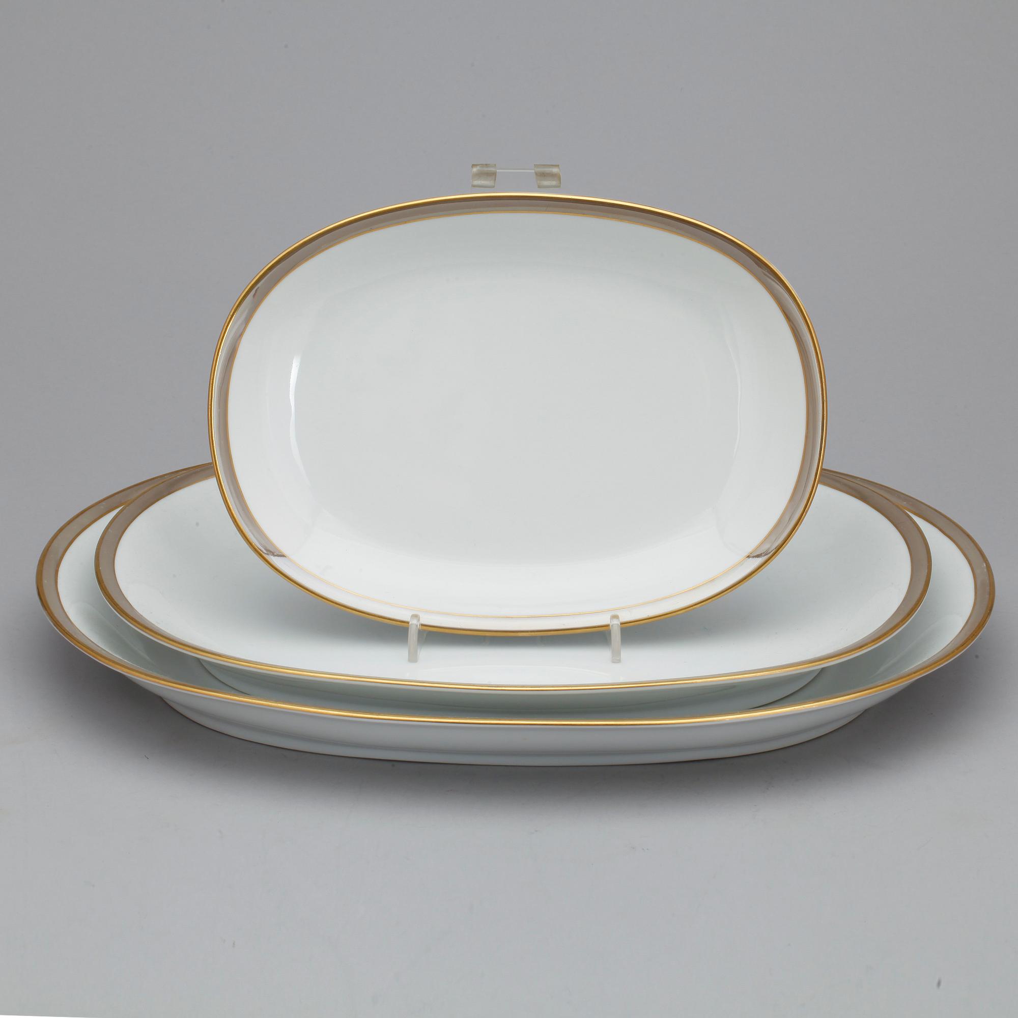 SERVISDELAR, ca 79 delar + 3, Königliche Porzellan-Manufaktur, Berlin. 1900-talets första hälft.