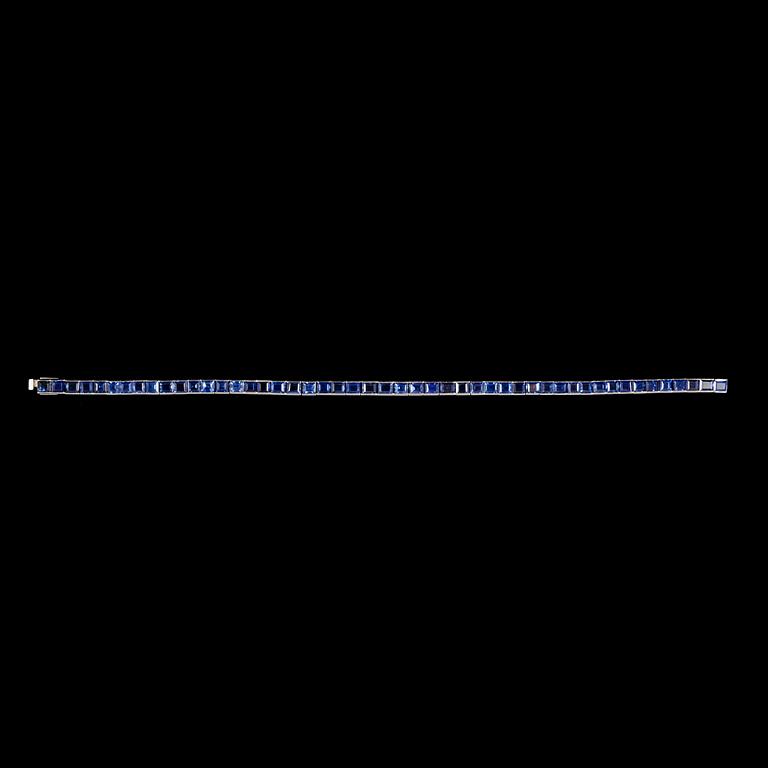 A blue carré cut sapphire bracelet, tot. app. 10 cts.