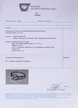 A platinum ring with a diamond ca. 1.05 ct. With certificate.