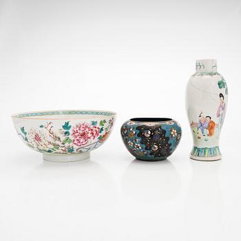 Kulho, maljakko ja vati, posliinia. Kiina, 1700/1900-luku. Sekä kulho, cloisonné. Japani, 1900-luvun alku.
