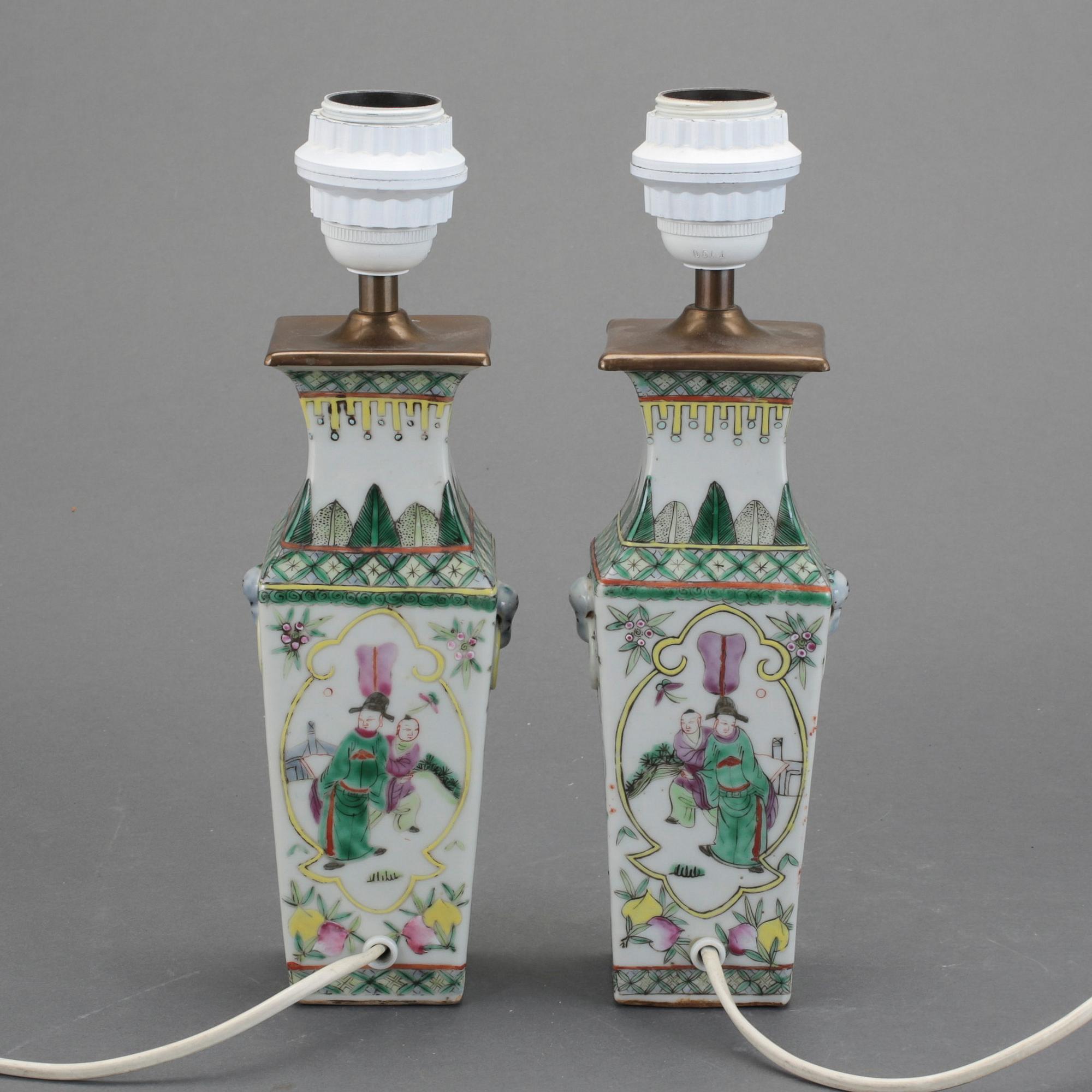 VASER/BORDSLAMPOR, ett par, porslin, Kina. 1900-tal.