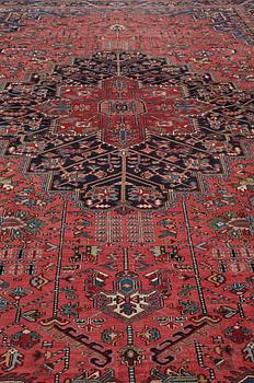 A CARPET, a semi-antique Heriz, ca 589 x 345,5 cm.