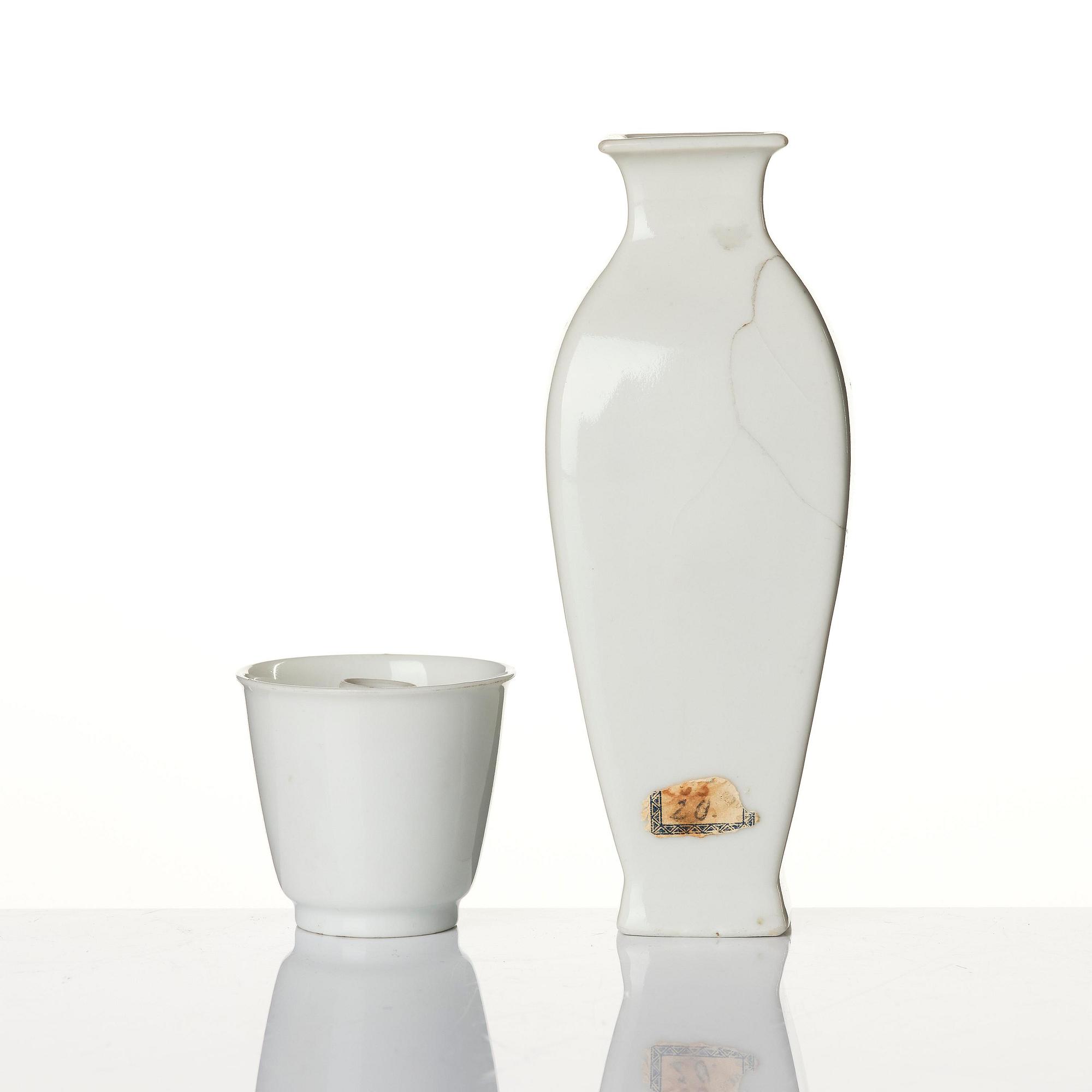 Vas, samt koppar, tre stycken, blanc de chine. Qingdynastin, 1700-tal.