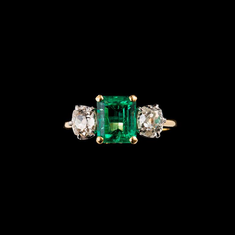 A RING, old cut diamonds c. 1.05 ct, emerald c. 1.50 ct. 18K gold, platinum. Size 16+, weight 3,2 g.