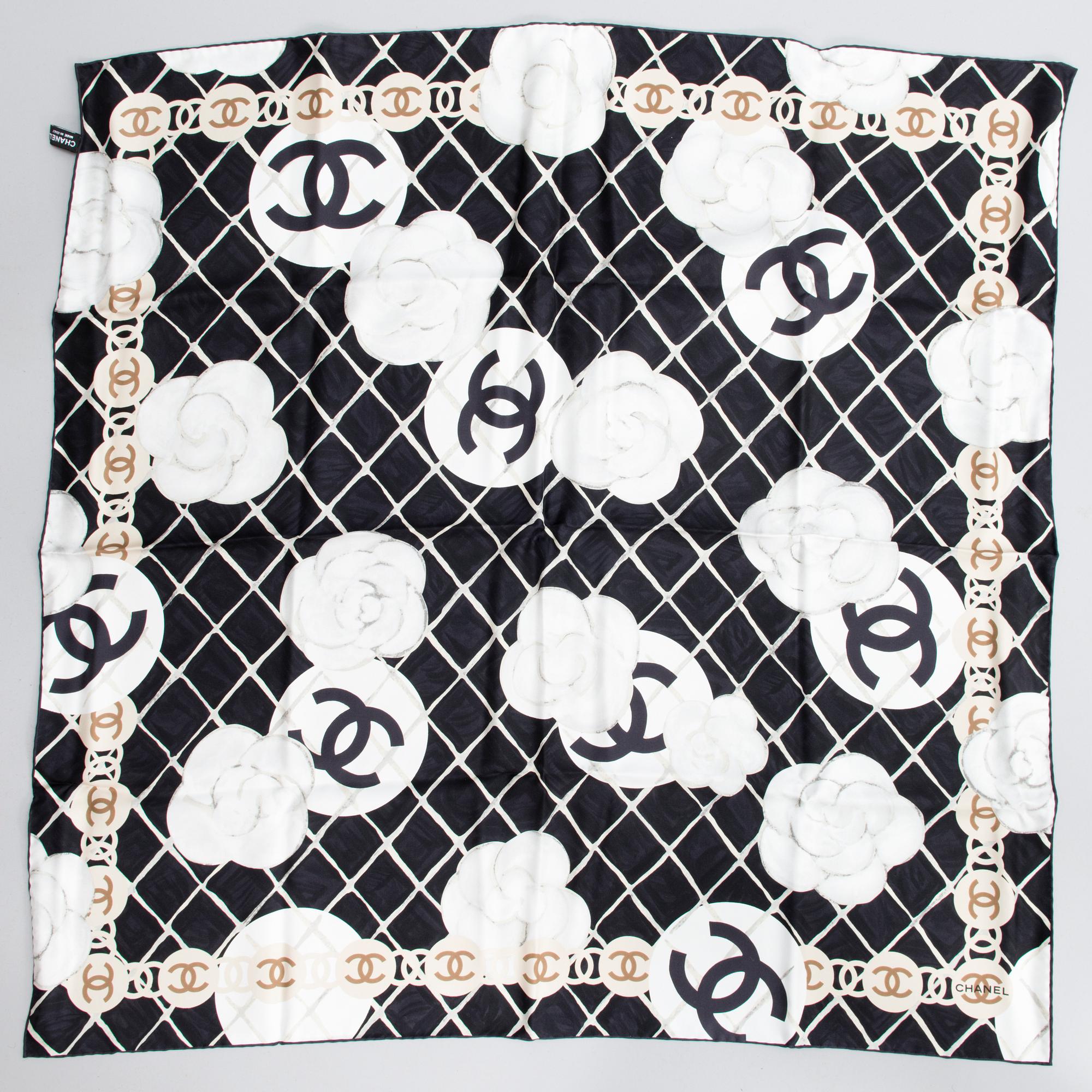 CHANEL, SIDENSCARF MED ett par örhänge.