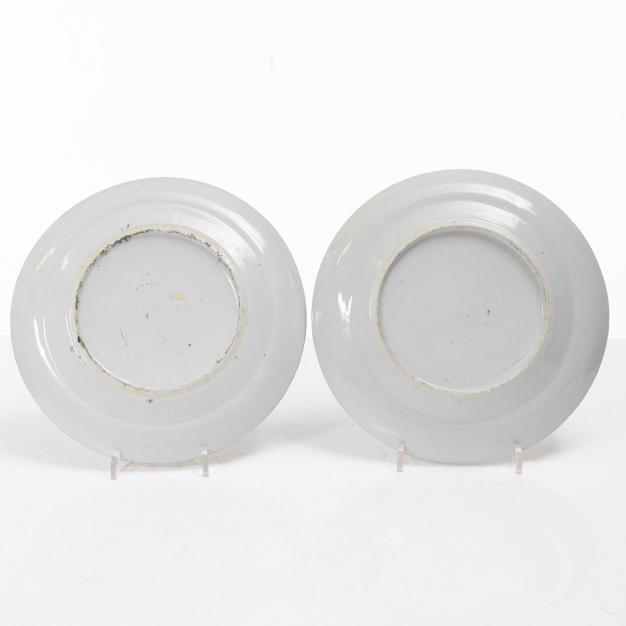 Tallrikar, åtta stycken, bl.a. Kanton, porslin. Qingdynastin, 17/1800-tal.