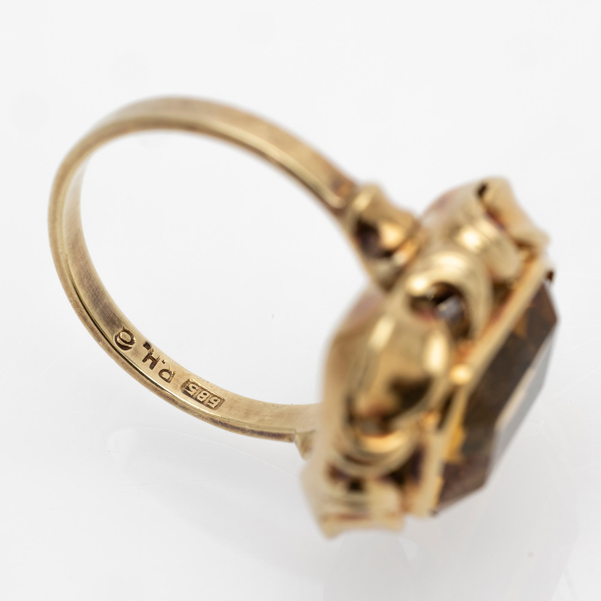 14K gold ring with a citrine.