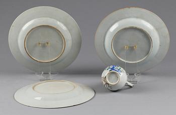 TALLRIKAR, 3 st samt GRÄDDKANNA. Porslin, Kina, 1700-tal.