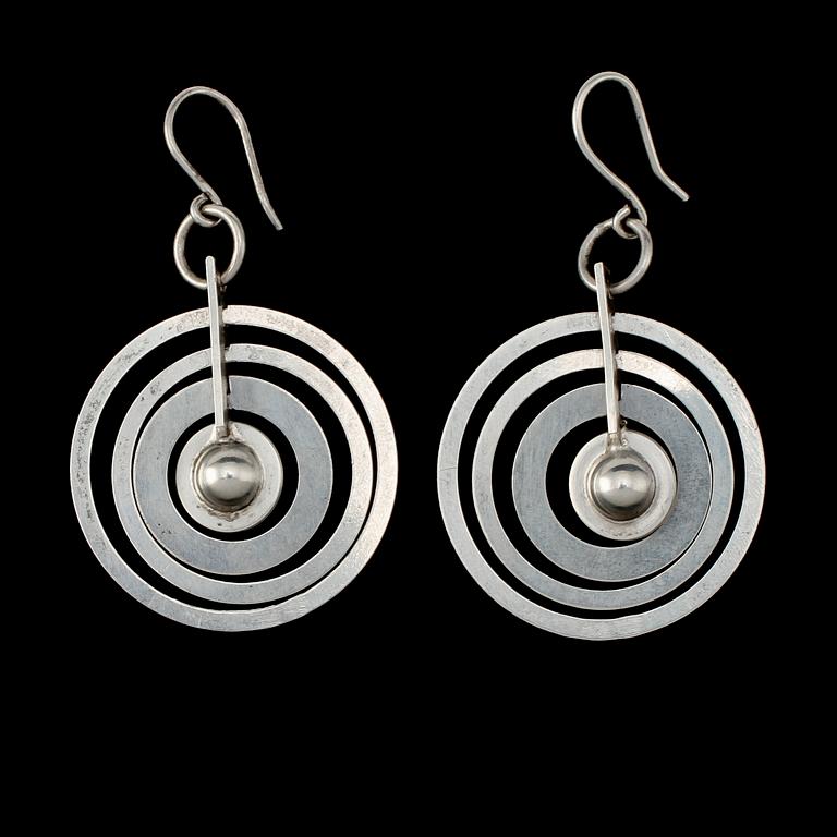 ÖRHÄNGEN, ett par, silver, "Silver Moon", Tapio Wirkkala, Nils Westerback, Finland, svenska importstämplar. Vikt 6 g.
