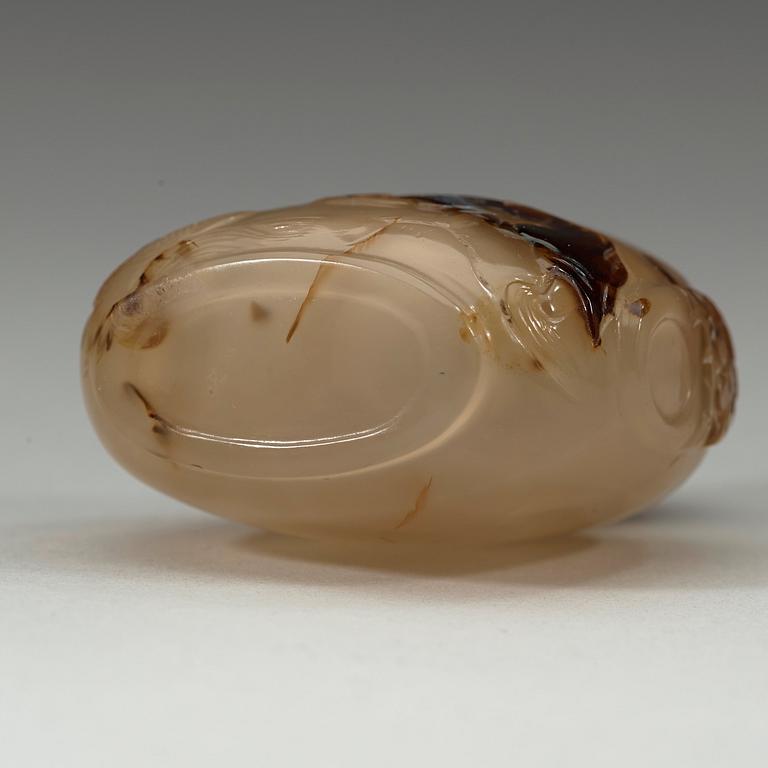 A carved chalcedony snuff bottle, Qing dynasty, 19th century.