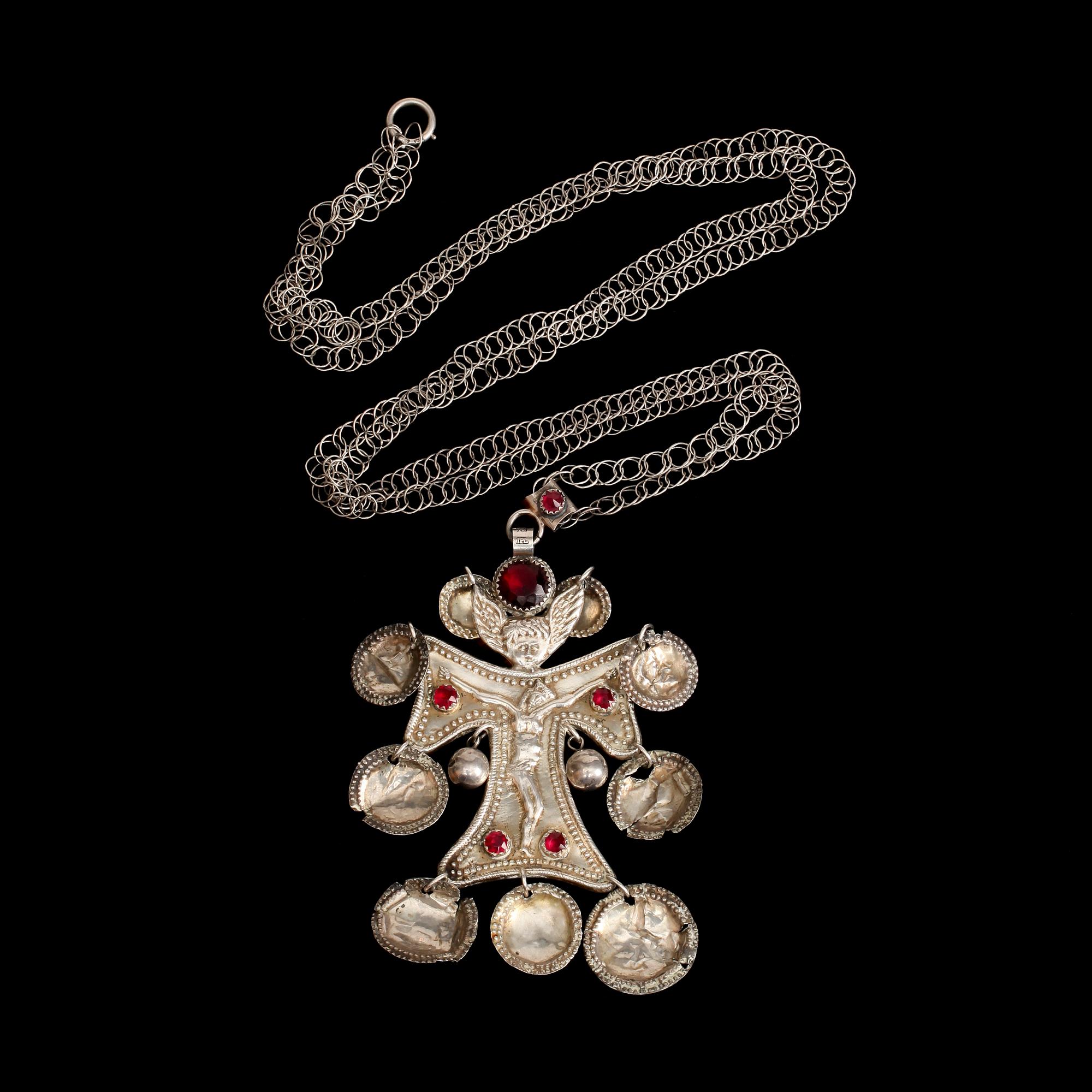 STRIGLAKORS, silver med färgade glasstenar. Jöns Petter Larsson (verksam 1817-1832), Ystad. Vikt 58 g.