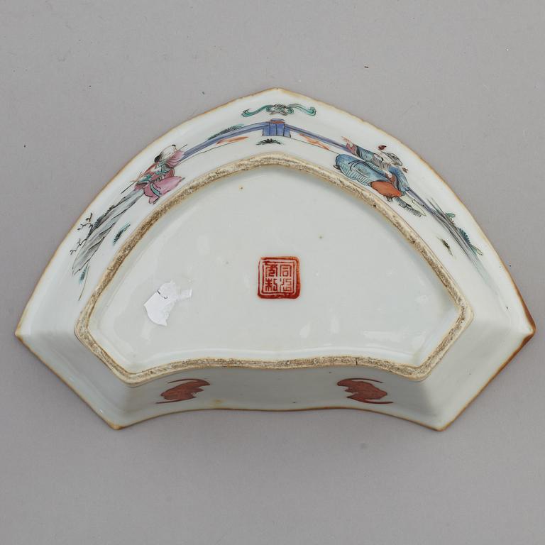 A group of four Chinese objects, Qing dynasty and China, 19th and 20th century.