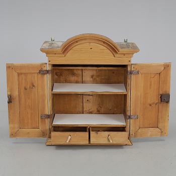 VÄGGSKÅP, allmoge, 1800-talets första hälft.