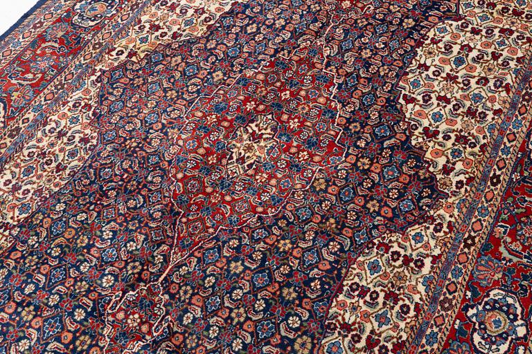 A Sarough carpet, approx. 333 x 210 cm.
