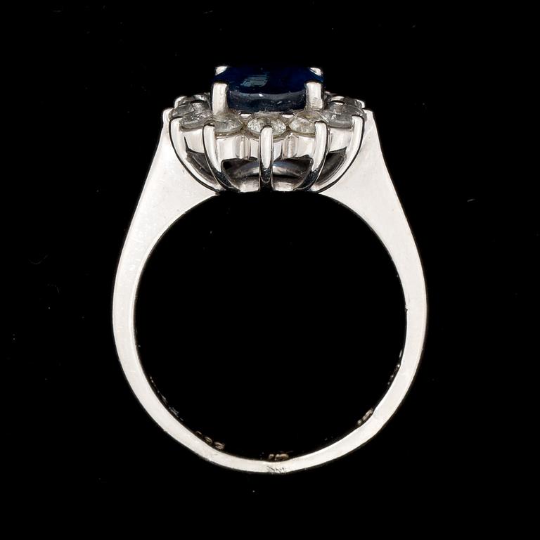 RING, 14k vitguld, safir, gammalslipade diamanter, ca 0.60ct. Vikt ca 4g.