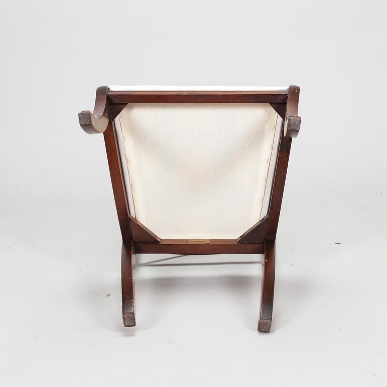 Matbord och stolar, 13 st, England 1900-talets senare hälft. Stolarna märkta Rosjohn.