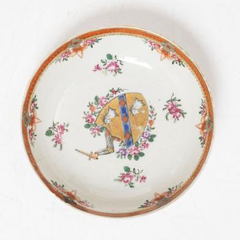 Koppar, fyra stycken, samt kopp med fat, vapenporslin, Qingdynastin, 1700-tal.