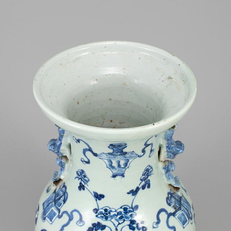 URNA, porslin. Qingdynastin, sent 1800-tal.