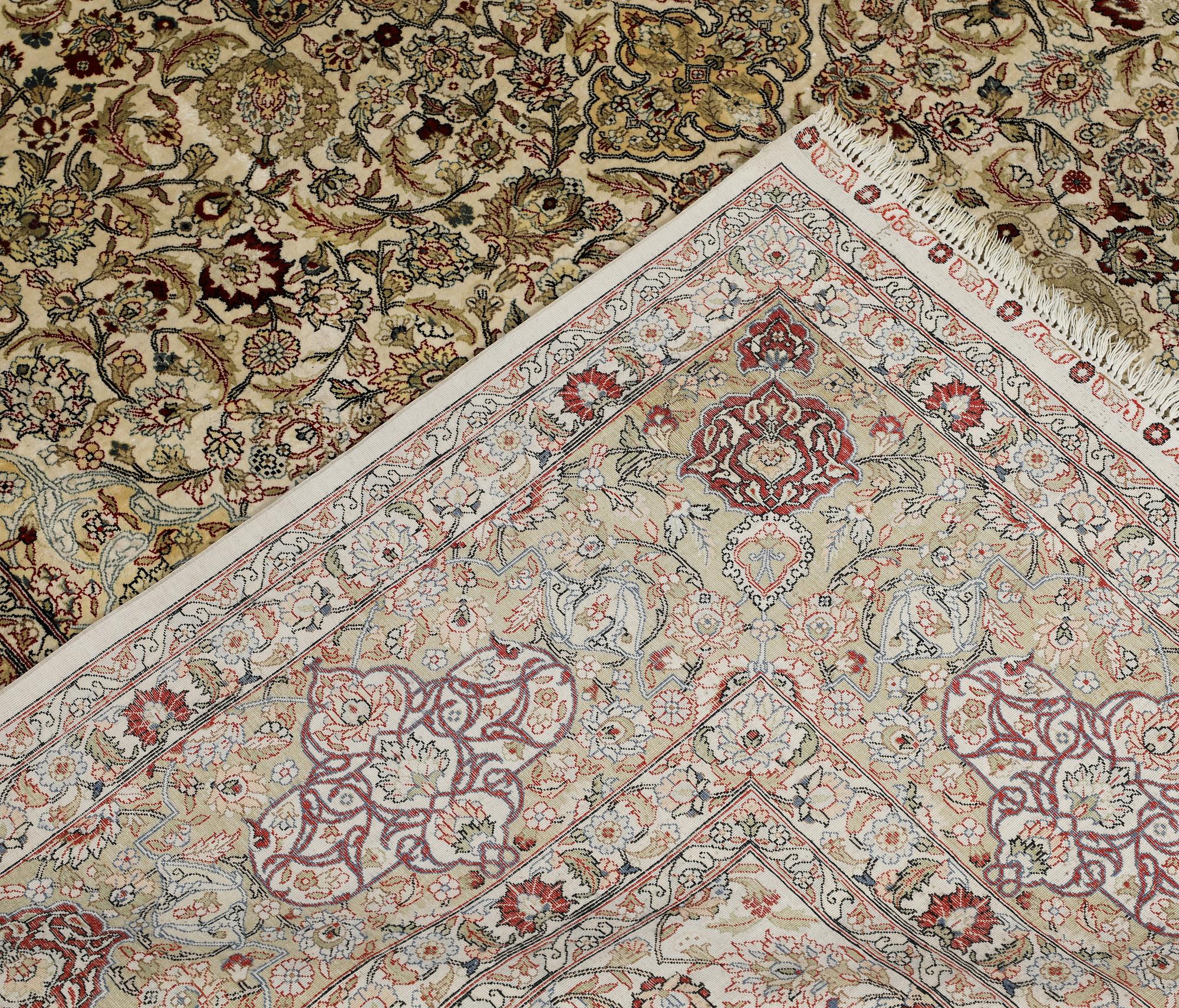 Matta, orientalisk, silke, ca 280 x 184 cm.