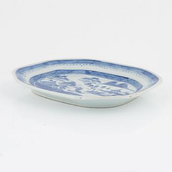 Tallrikar, 7 st, samt stekfat, Kina, Qingdynasti, 1700-1800-tal.