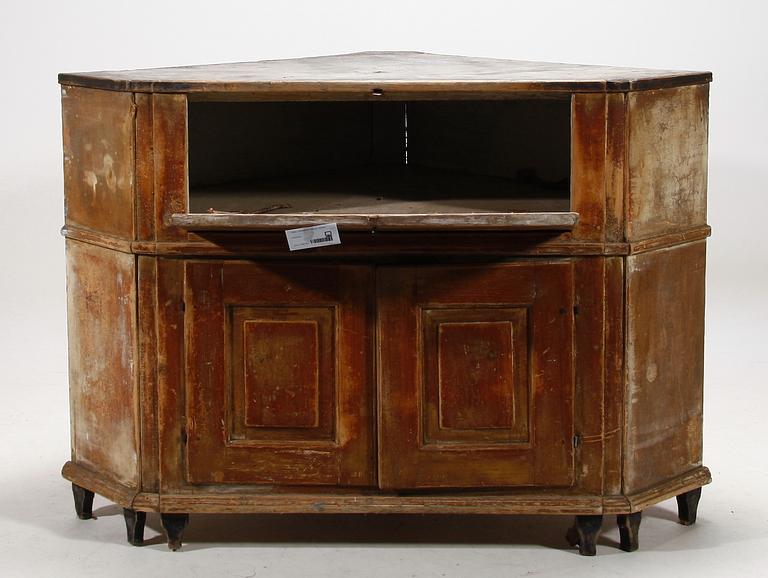 HÖRNSKÅP. Allmoge, 1800-tal.