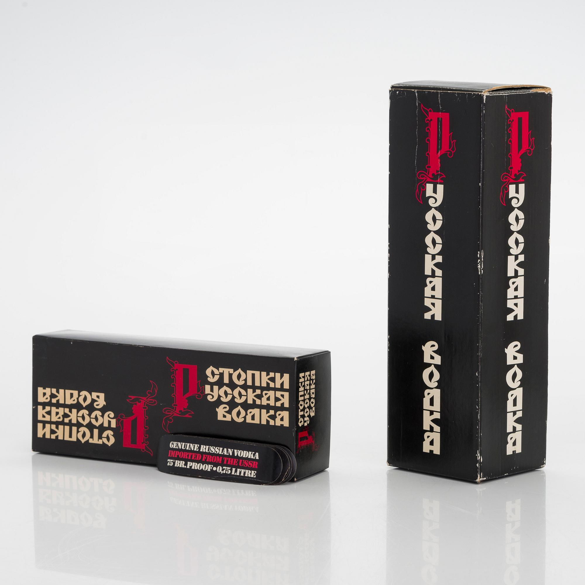 Timo Sarpaneva, prototyyppejä, pulloja 4 kpl ja snapsilaseja, 6 kpl valmistettu Karhulan/Iittalan lasitehtaalla 1976.