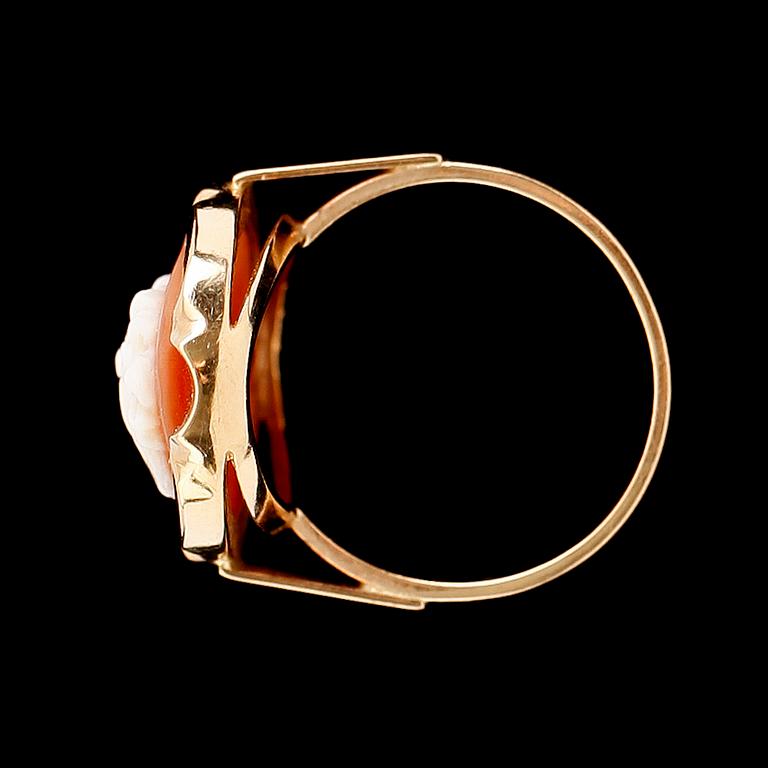 RING, 18 k guld med kamé. Vikt ca 5 g.