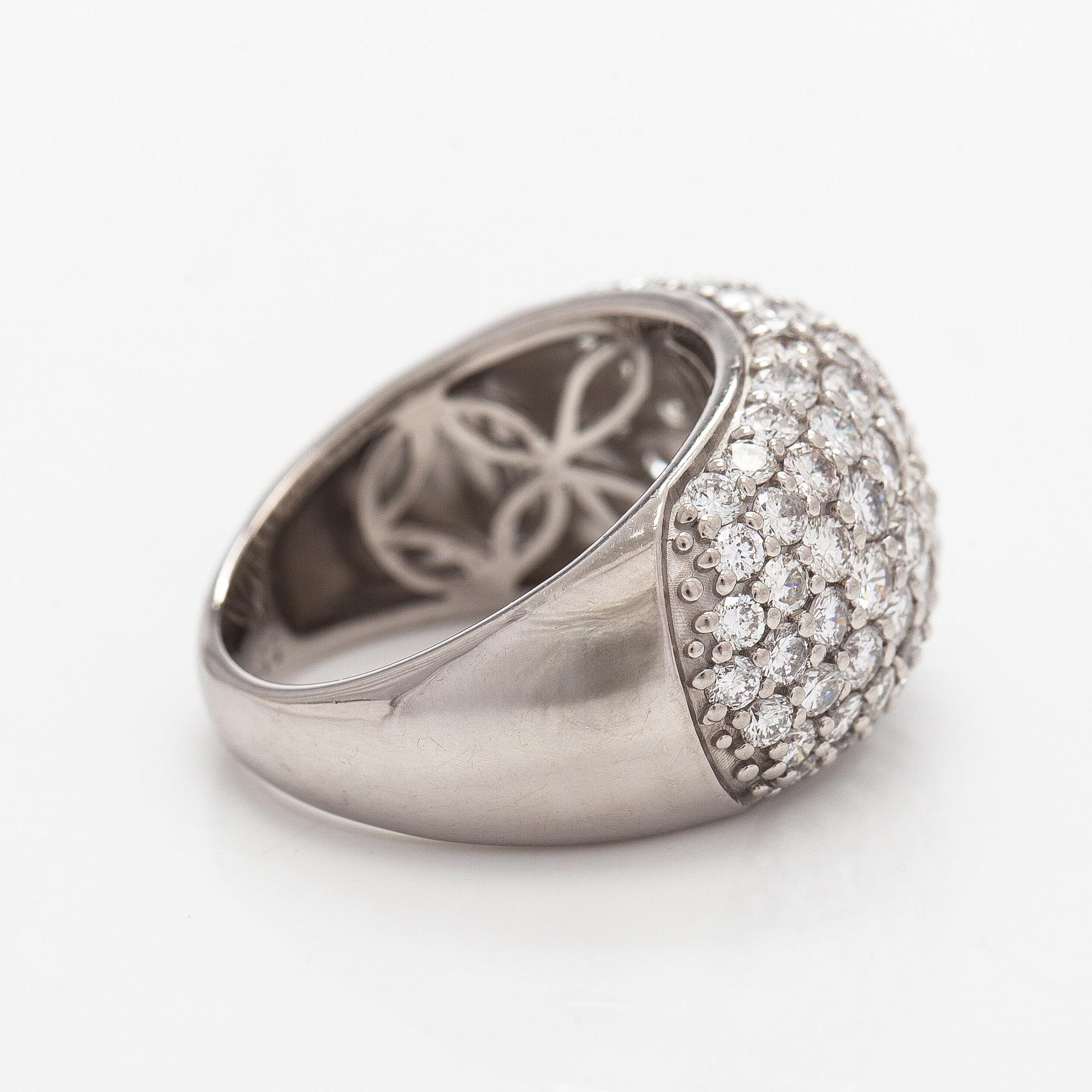 Ring, bombé, platina och briljantslipade diamanter.