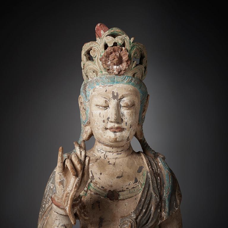 A large wooden scultpure of Guanyin, Qing dynasty, 17th/18th Century.