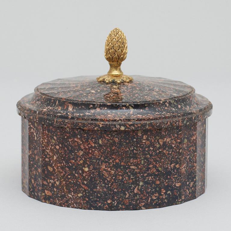 SMÖRASK MED LOCK. Älvdalen, 1800-talets början. Empire.