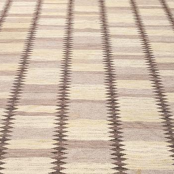 Berit Koenig, matto, "Viggen, grå", flat weave, ca 400,5 x 244 cm, signed BK SH.