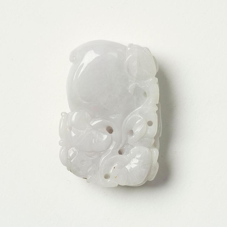 A jade sculpture of a peach, 20th Century.